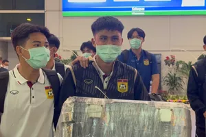 Các tuyển thủ Lào có mặt tại TP Thủ Dầu Một vào đêm khuya. ẢNH: TÂM HÀ 