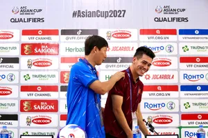 Khoảnh khắc HLV Kim Sang-sik trêu đùa với Nguyễn Tiến Linh ở buổi họp báo trước trận đấu với Lào. ẢNH: DŨNG PHƯƠNG 