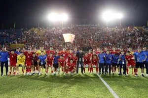Đội tuyển Việt Nam chụp ảnh kỷ niệm với người hâm mộ tại sân Bình Dương. 