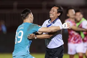 Patrik Lê Giang cùng đồng đội tại CLB TPHCM quyết tâm giành 3 điểm để làm quà sinh nhật tặng HLV Phùng Thanh Phương. ẢNH: CAO TOÀN