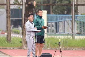 Cựu phó Ban Trọng tài VFF Võ Quang Vinh (áo xanh) bị cấm tham gia các hoạt động thuộc VFF quản lý, tổ chức trong 2 năm. 