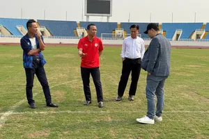 Đoàn công tác Công ty VPF kiểm tra, đánh giá mặt sân Mỹ Đình vào chiều 3-4. 