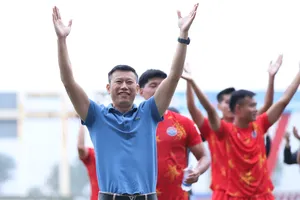 Niềm vui của HLV Thạch Bảo Khanh ở trận ra mắt PVF. ẢNH: MINH HOÀNG 