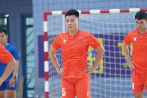 Tuyển thủ futsal Vũ Đức Tùng tái phát chấn thương dây chằng. ẢNH: TÂM HÀ 