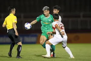 Tuyển thủ Đinh Thanh Bình dính chấn thương khả năng lỡ hẹn trận đấu với Long An. ẢNH: DŨNG PHƯƠNG 