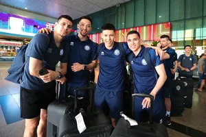 Đội tuyển futsal Kazakhstan đặt chân đến TPHCM. ẢNH: TÂM HÀ 