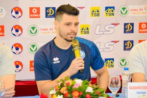 Thủ môn Leo Higuita của Kazakhstan được đánh giá tấn công bằng chân hay nhất thế giới. ẢNH: TÂM HÀ 