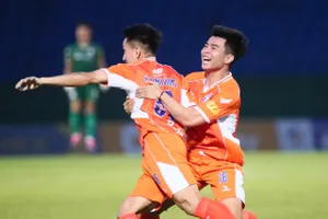 Các cầu thủ Đà Nẵng ăn mừng đầy cảm xúc khi Nguyễn Minh Quang ghi bàn thắng vào lưới của Bình Dương. 