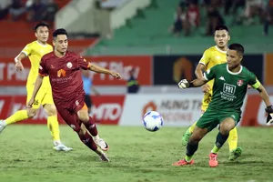 Thủ môn Nguyễn Đình Triệu có thể lỡ hẹn trận gặp Bình Định vì bị ngộ độc thực phẩm. 