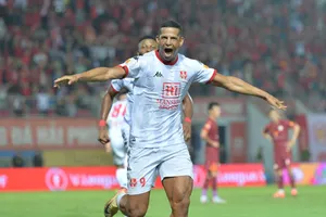 Niềm vui của Lucao (Hải Phòng) khi ghi bàn thắng vào lưới Bình Định. 