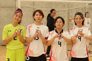 Yuria Sudo (áo xanh) là thủ môn số 1 của futsal nữ Nhật Bản. ẢNH: JFA 
