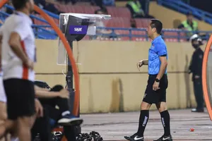 Trọng tài Nguyễn Viết Duẩn xem VAR để quyết định cho Viettel FC được hưởng phạt đền. ẢNH: MINH HOÀNG 