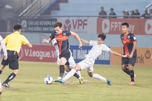 Hoàng Đức cùng các cầu thủ Ninh Bình bị Hòa Bình cắt chuỗi thắng từ đầu giải. ẢNH: VPF 