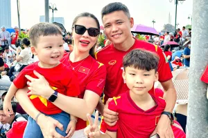 Gia đình nhỏ của HLV Khổng Đình Hùng hòa mình cùng Đại lễ ngày 30-4 lịch sử. 