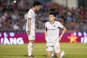 Sự thất vọng của các cầu thủ Bình Dương. ẢNH: MINH HOÀNG 