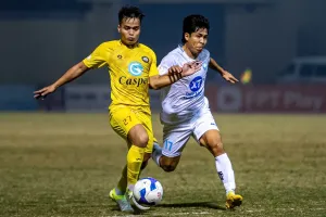 Nguyễn Văn Vĩ cùng đồng đội tại Nam Định quyết tâm vượt qua Thanh Hóa. 