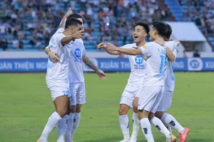 Niềm vui chiến thắng của các cầu thủ Nam Định. ẢNH: LÂM THOẢ