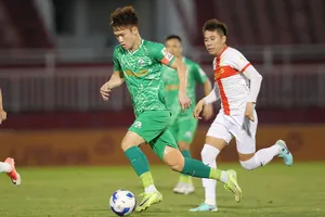 Nguyễn Hoàng Đức cùng các cầu thủ Ninh Bình khả năng cao vô địch hạng Nhất nếu thắng Trẻ TPHCM. ẢNH: DŨNG PHƯƠNG 