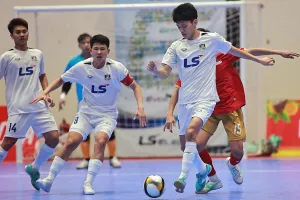 Các cầu thủ Thái Sơn Bắc gây áp lực lên đội đầu bảng Thái Sơn Nam TPHCM. ẢNH: ANH TRẦN