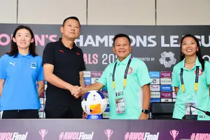 HLV Chang Weiwei (áo đen) của Wuhan Jiangda. ẢNH: ANH TRẦN 