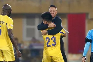 HLV Văn Sỹ Sơn được ban lãnh đạo của Quảng Nam động viên tiếp tục ở lại. ẢNH: VPF 