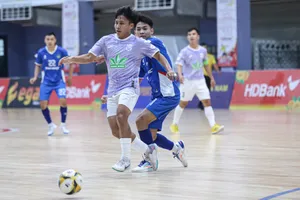 Cựu tuyển thủ Tôn Thất Phi vừa làm HLV kiêm cầu thủ cho L.Hạ Long. ẢNH: ANH TRẦN