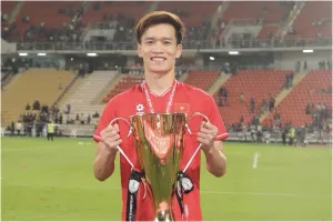 Tiền vệ Nguyễn Hoàng Đức cần giữ chân hướng đến trận đấu quan trọng với Malaysia vào ngày 10-6 tới. 