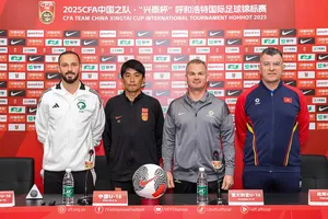 HLV Cristiano Roland của U16 Việt Nam (ngoài cùng bên phải) cùng các đồng nghiệp đến từ Saudi Arabia, Trung Quốc và Australia 