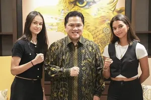 Chủ tịch PSSI Erick Thohir cùng hai cầu thủ kiều bào Indonesia. ẢNH: PSSI