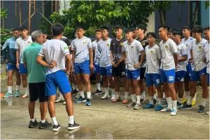 Các cầu thủ Huế chỉ vận động ở khán đài A của sân Tự Do để chuẩn bị cho trận đấu với Trẻ TPHCM. ẢNH: TÂM HÀ 