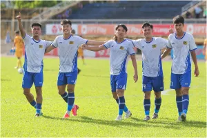 Các cầu thủ Huế giành chiến thắng trong ngày chia tay Giải hạng Nhất quốc gia 2024-2025. ẢNH: TÂM HÀ 