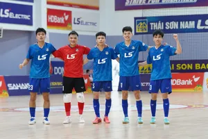 Niềm vui chiến thắng của các cầu thủ Thái Sơn Bắc. ẢNH: ANH TRẦN 