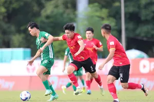 Công Phượng (áo xanh) cùng các đồng đội tại Bình Phước đoạt vé dự trận playoff tranh suất dự V-League. ẢNH: QUỲNH MAI 