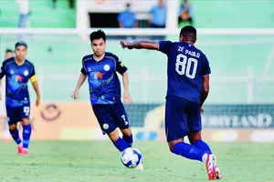 Các cầu thủ Bình Định ngậm ngùi chia tay V-League.