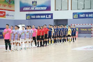 L.Hạ Long (áo tím) ra sân thực hiện nghi thức chào cờ chỉ 8 cầu thủ so với 14 người bên phía Thái Sơn Nam TPHCM. ẢNH: ANH TRẦN