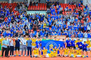 CLB bóng đá cùng sinh viên Trường Đại học Văn Hiến ăn mừng tấm vé thăng hạng Nhất. ẢNH: TÂM HÀ