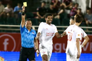 Trọng tài Trần Đình Thịnh rút thẻ vàng tại V-League 2024-2025. ẢNH: DŨNG PHƯƠNG 