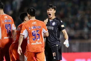 Bùi Tiến Dũng ăn mừng sau khi cản được quả phạt đền của Nguyễn Công Phượng. ẢNH: VPF 