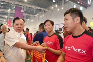 Ông Nguyễn Văn Hùng, Chủ tịch Tập đoàn Becamex, trao cờ lưu niệm cho các CLB tham dự. ẢNH: ANH TRẦN 