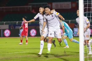 Tiền vệ Nguyễn Trọng Huy và tiền đạo Nguyễn Hữu Hoài Phong là 2 cầu thủ trưởng thành từ lò B.Bình Dương. ẢNH: ANH TRẦN 