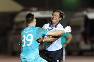 HLV Phùng Thanh Phương luôn được các cầu thủ TPHCM yêu mến. ẢNH: CAO TOÀN 