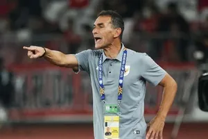 HLV Vanenburg của U23 Indonesia tự tin trước trận bán kết Giải U23 Đông Nam Á 2025. ẢNH: BOLA