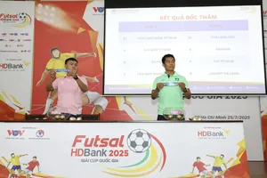 Đại diện các CLB tham dự tiến hành bốc thăm chia bảng. ẢNH: DŨNG PHƯƠNG 