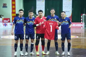 Các cầu thủ Thái Sơn Nam TPHCM động viên thủ môn Hồ Văn Ý sớm bình phục chấn thương. ẢNH: DŨNG PHƯƠNG 