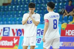 Cầu thủ Vũ Ngọc Ánh không ăn mừng bàn thắng để tưởng nhớ cố trọng tài Trần Đình Thịnh. ẢNH: DŨNG PHƯƠNG 