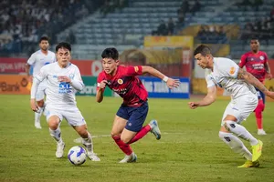 Các cầu thủ Nam Định (áo trắng) có lợi thế sân nhà trong cuộc đối đầu với CAHN. ẢNH: MINH HOÀNG 