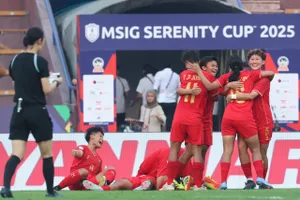 Các tuyển thủ Myanmar vỡ òa cảm xúc khi thắng Australia. ẢNH: TRƯƠNG HIẾU