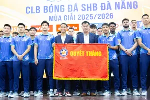 Giám đốc kỹ thuật Phan Thanh Hùng cùng HLV Lê Đức Tuấn nhận cờ Quyết thắng từ Ủy ban Nhân dân TP Đà Nẵng tại lễ xuất quân dự mùa giải 2025-2026. ẢNH: XUÂN HIẾU 