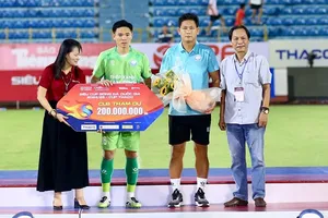 Trợ lý HLV Bùi Quang Huy cùng đội trưởng Trần Nguyên Mạnh của Nam Định buồn bã lên nhận bảng danh vị khi dự trận Siêu Cúp quốc gia 2024-2025. ẢNH: MINH HOÀNG 