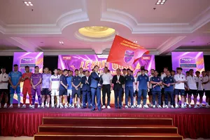 Chủ tịch Hồ Hồng Thạch thay mặt Becamex TPHCM phất cờ xuất quân tham dự mùa giải 2025-2026. ẢNH: DŨNG PHƯƠNG 